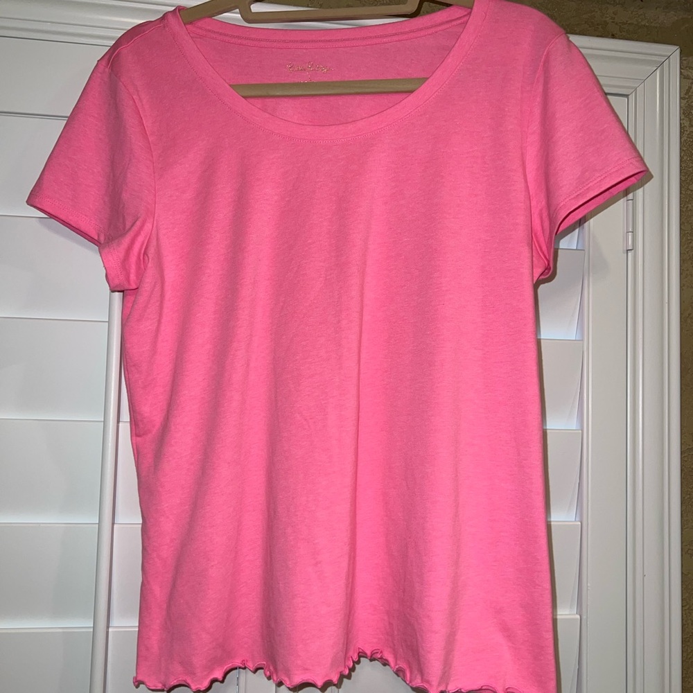 Lilly Pulitzer scoop neck tee with scalloped hem EUC Lg but can fit medium